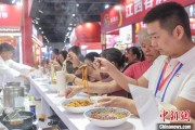 梦见捉蛇“嗦粉”经济火热 中国多地“食力”出圈